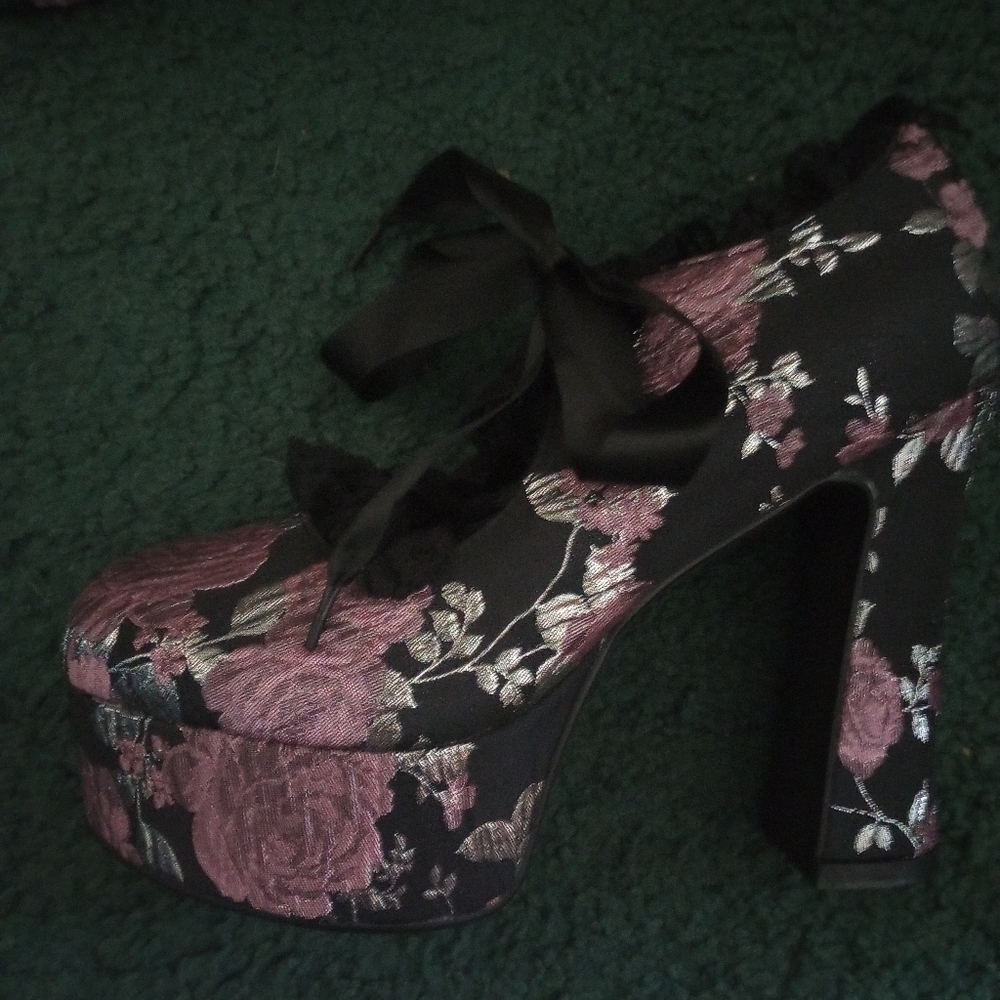 Widow black platforms with roses and lace - Picture 2 of 3